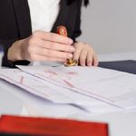 Bị cắt thưởng vô lý: khi nào người lao động có quyền khiếu nại? hop-dong-nha-dat-phai-cong-chung_1606081650